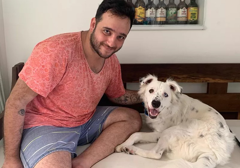 Após ser rejeitado, cão surdo é adotado por estudante surdo