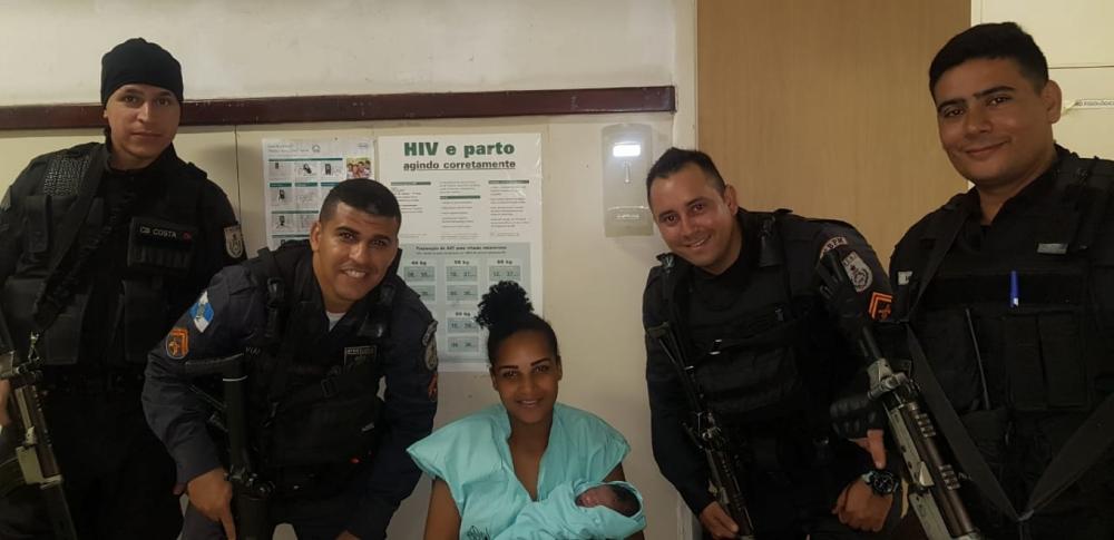 Mulher recebe ajuda de PM para dar à luz e é presa por estar foragida