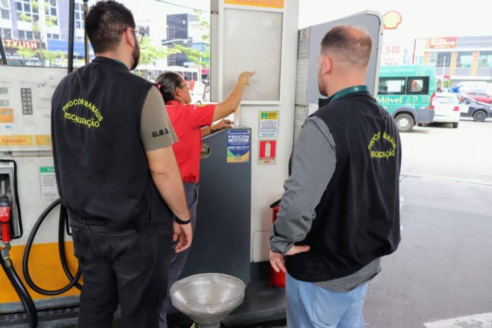 Procon Manaus fiscaliza posto de gasolina na zona centro-sul