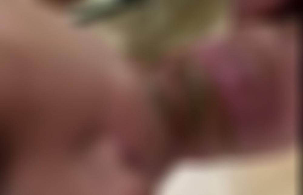 Após defecar em pênis, mulher é filmada fazendo sexo oral no órgão sujo de cocô 
