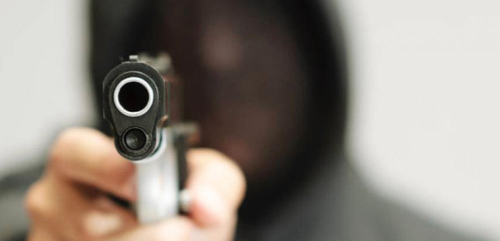 Criminosos atiram em homem para roubar motocicleta no Bairro da Paz