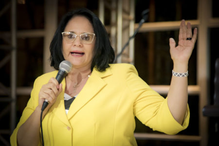Damares é alvo de protesto em conferência para mulher no Chile