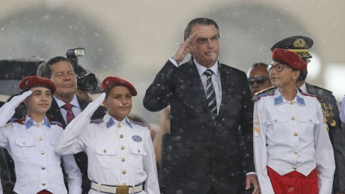 Manual das escolas cívico-militares prevê meninos 'bem barbeados' e meninas com adereços discretos
