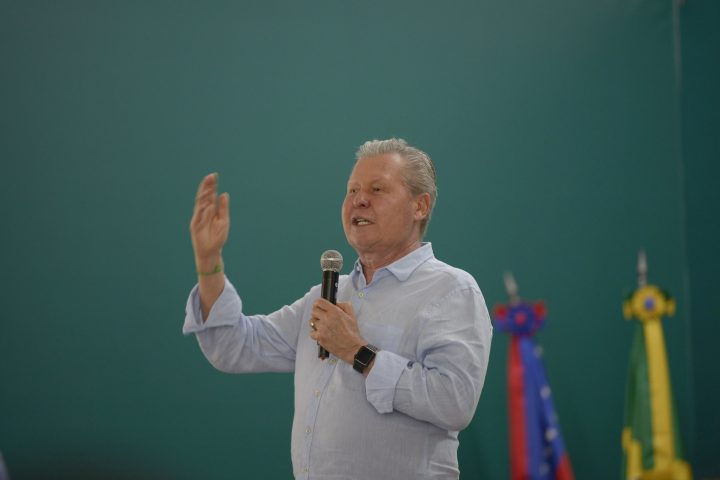 Prefeito anuncia antecipação dos salários dos servidores