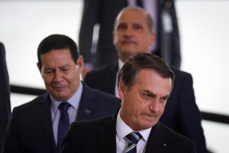 Bolsonaro tira Onyx da Casa Civil e coloca general em seu lugar