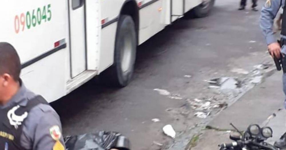 Mulher morre ao cair de moto e condutor foge, em Manaus