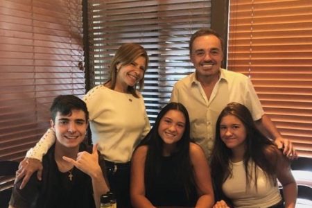 Fotos inéditas de Gugu posando em família com Rose são divulgadas