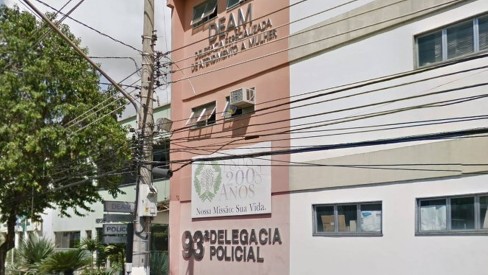 Filha tenta matar mãe de 70 anos a facadas e acaba presa