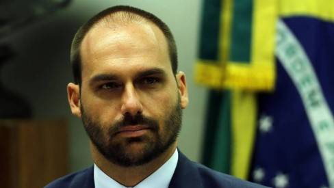 Eduardo endossa insultos de Bolsonaro e manda deputadas 'rasparem o sovaco'