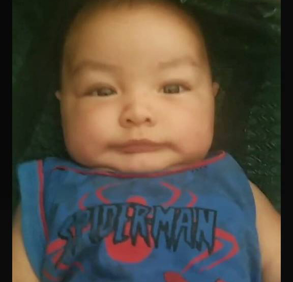 Criança morre asfixiada após amamentação