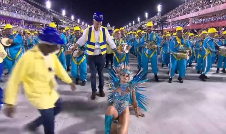 ‘Se cair, levante! Brilhe’, diz Lexa após tombo em desfile de carnaval