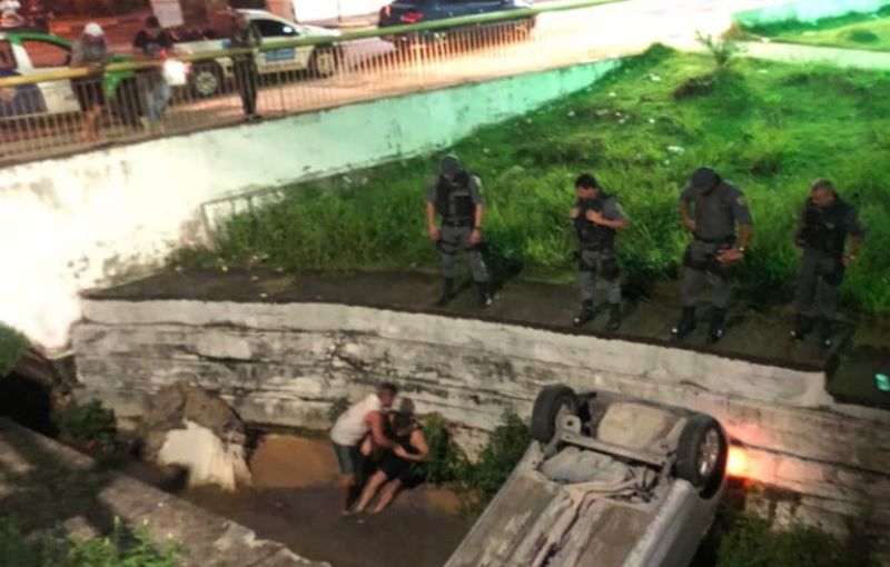 Em acidentes, carro capota e outro cai em igarapé na noite de carnaval, em Manaus