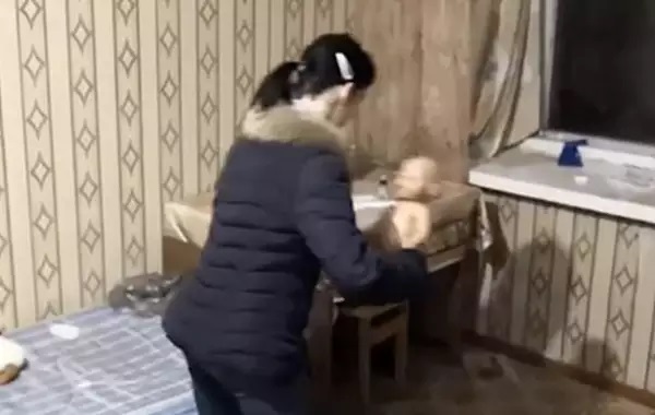 Mulher mata filha bebê ao castigá-la com miolo de pão na garganta