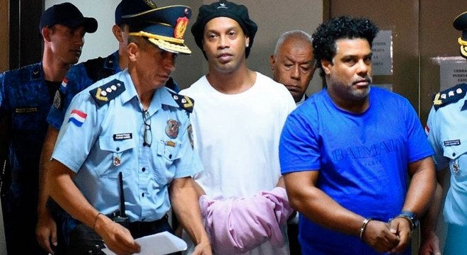 Ronaldinho terá que esperar perícia nos celulares para sair do Paraguai