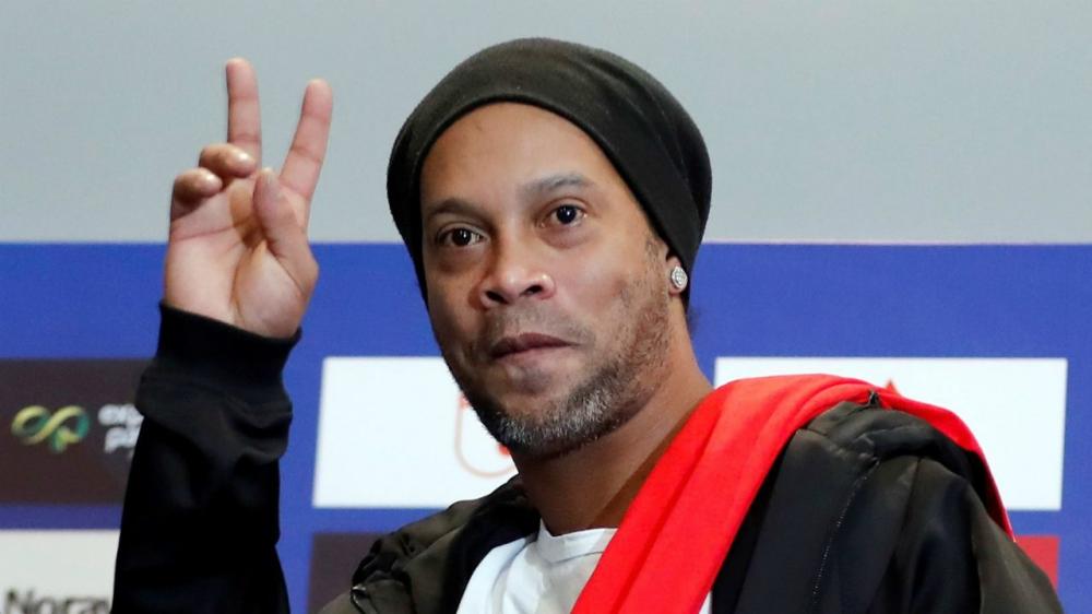 Time de Ronaldinho goleia por 11 a 2 em presídio, e craque é destaque com cinco gols e seis assistências