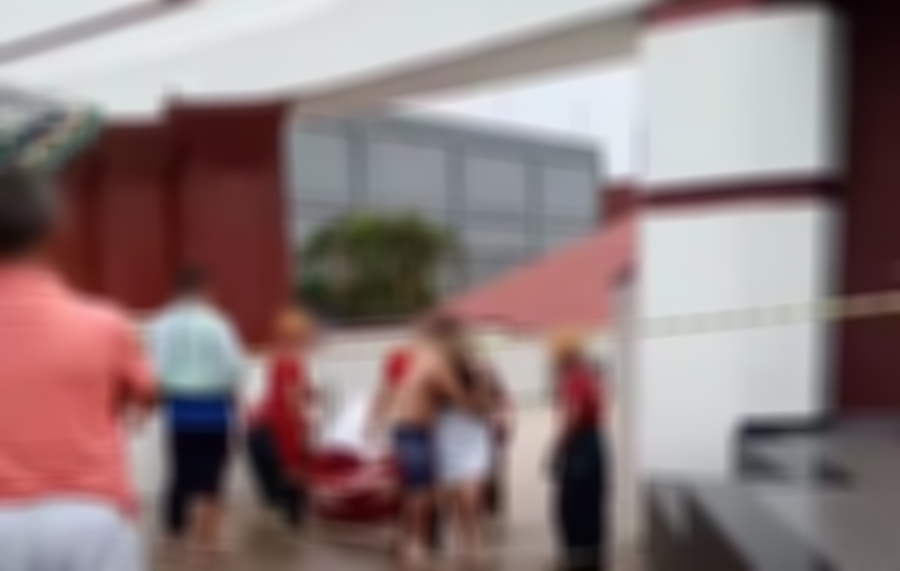 Ilhados em motel, casais são resgatados de bote por equipe de bombeiros em Manaus
