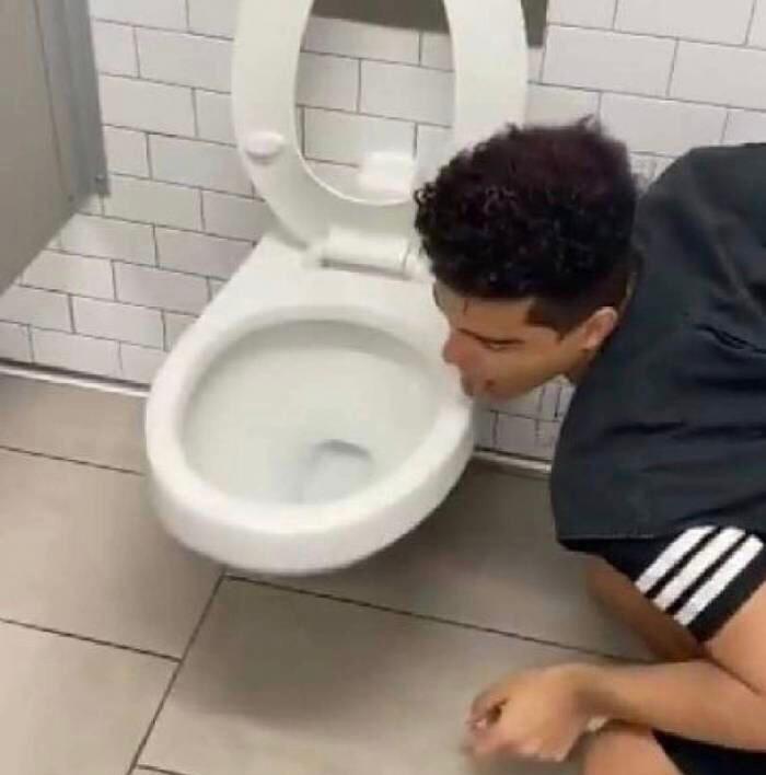 Influenciador contrai coronavírus após lamber vaso sanitário