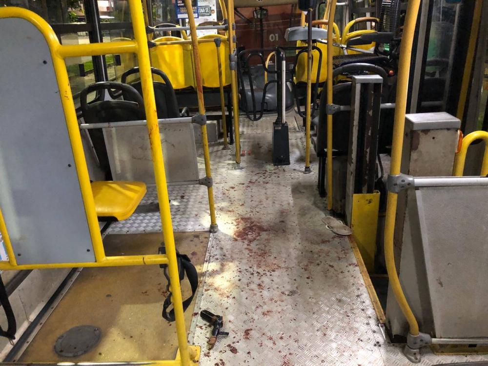 Dois passageiros são esfaqueados durante assalto a ônibus