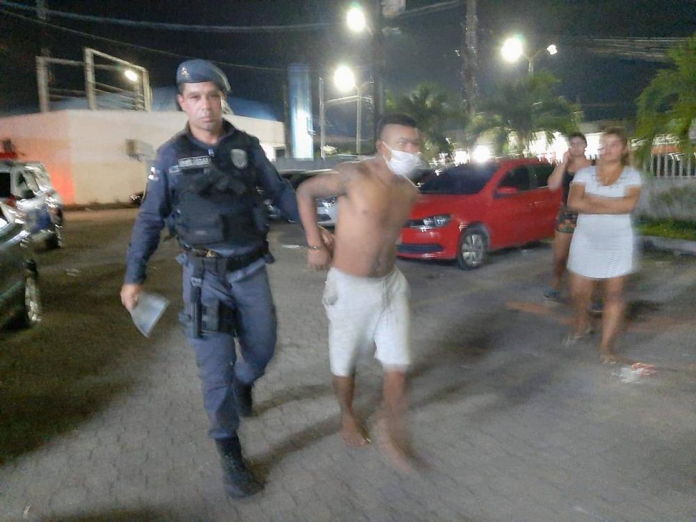 Assaltante é preso após agredir criança e atirar contra PMs em Manaus