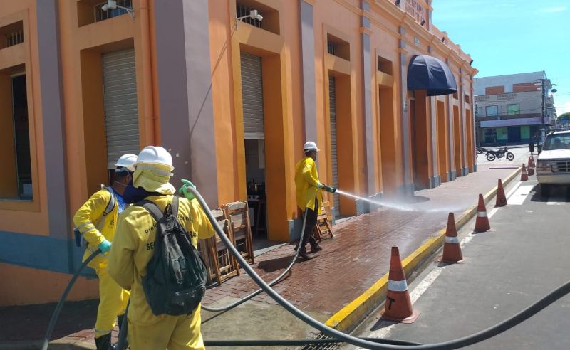 Após morte por coronavírus Parintins higieniza espaços públicos