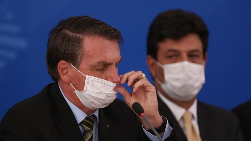 Bolsonaro estuda demitir Mandetta a qualquer momento