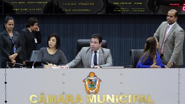 Vereadores aprovam projetos que garantem ida de pais a reuniões escolares e prazo diferenciado para Comissão Especial