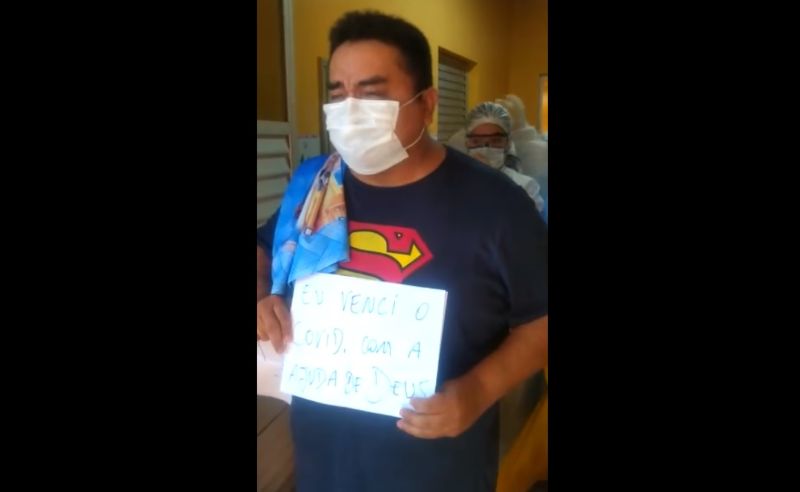 Emocionado, profissional da saúde homenageia colegas ao vencer covid-19, em Parintins