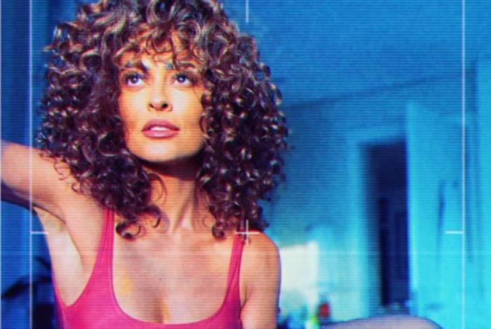 Quarentena criativa: Juliana Paes recria visual do filme 'Flashdance'