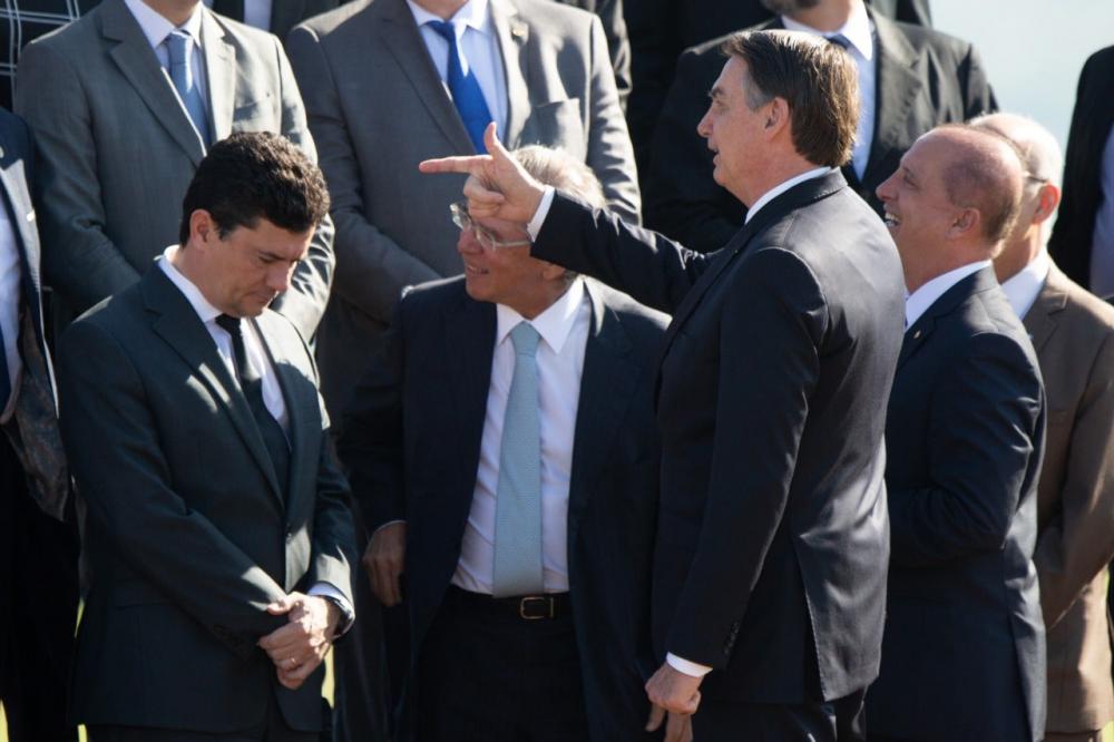 Em reunião, Bolsonaro diz, olhando para Moro: “Vou interferir. Ponto final”