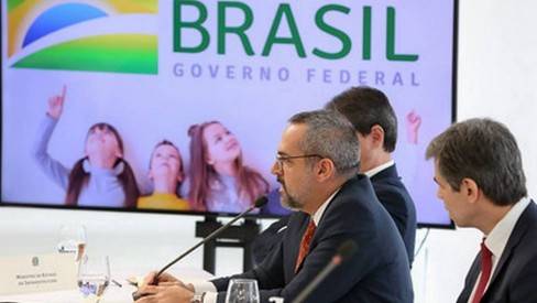 'Por mim, botava esses vagabundos todos na cadeia. Começando no STF', disse Weintraub em reunião