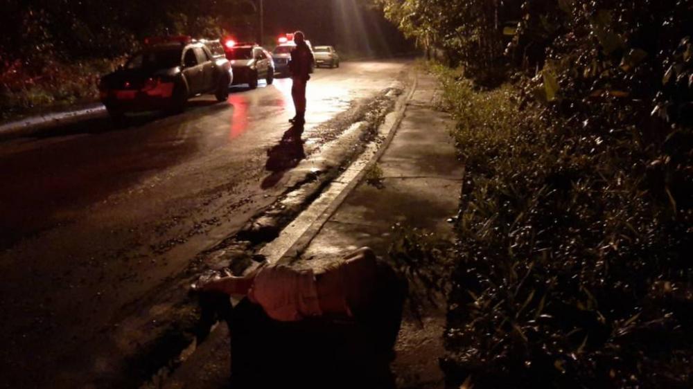 IMAGENS FORTES: Adolescente é assassinada a tiros em ramal no Tarumã