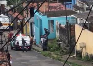 Bebê é resgatada após ser abandonada no telhado de uma residência