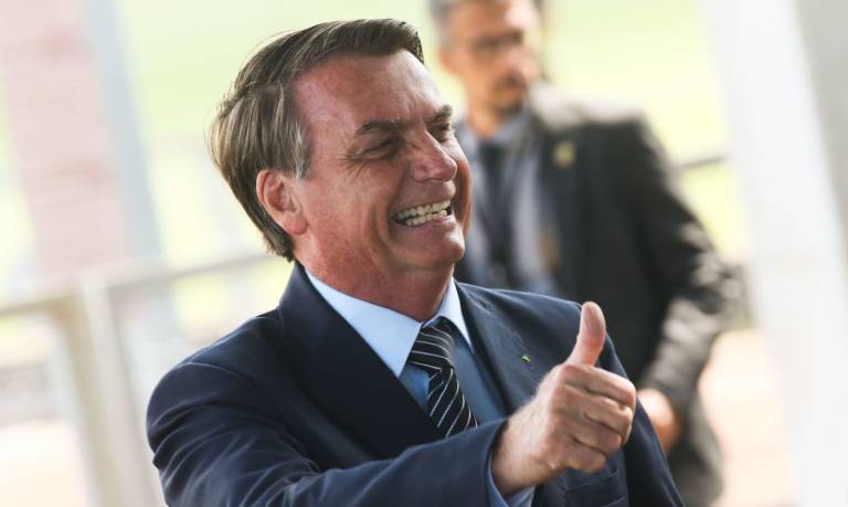 Bolsonaro analisa três nomes e prevê evangélico para STF
