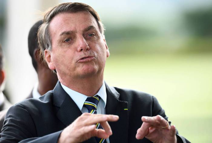 Reabertura de escolas fica a cargo de governadores e prefeitos, diz Bolsonaro