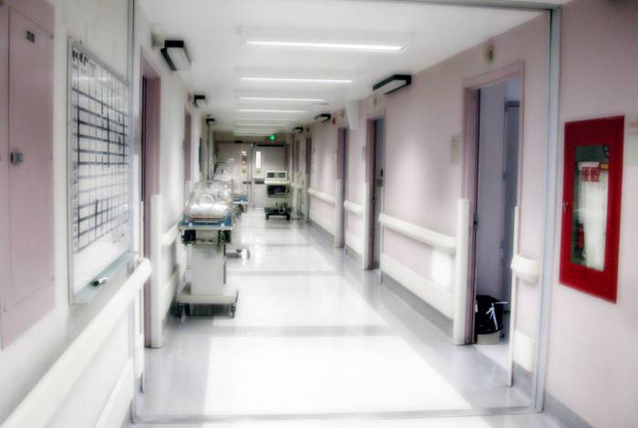 Bebê passa por cirurgia após nascer com duas bocas; veja imagens