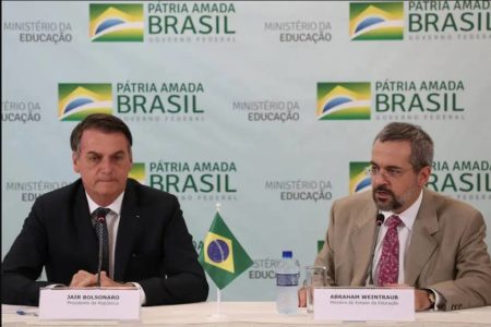 Na mira do STF, Weintraub ganha de Bolsonaro honraria militar da Marinha