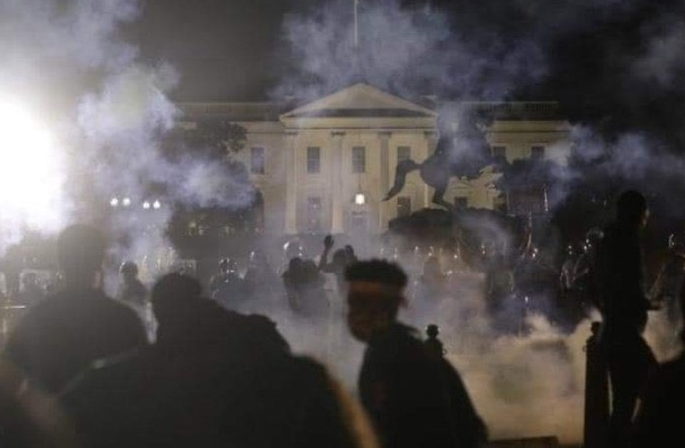 Em meio a protestos, Casa Branca tem luzes apagadas e Trump se esconde