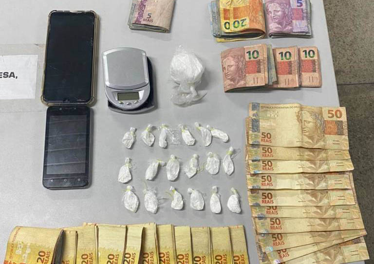 Dupla é presa com drogas e dinheiro, no bairro Educandos