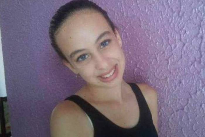 Adolescente de 15 anos sai para casa de amiga, desaparece e é encontrada morta em matagal
