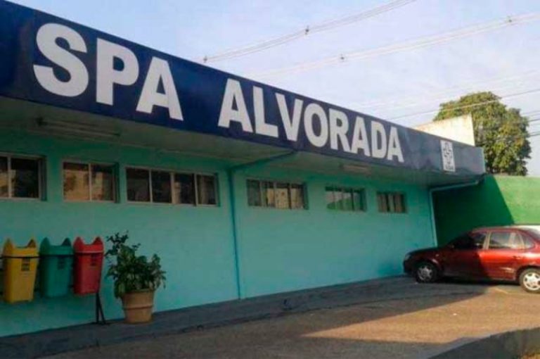 Atiradores em uma moto executam homem em frente de casa, no Alvorada