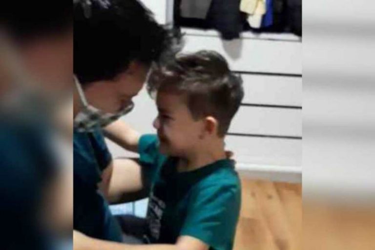 Menino chora ao rever pai que ficou 20 dias em UTI