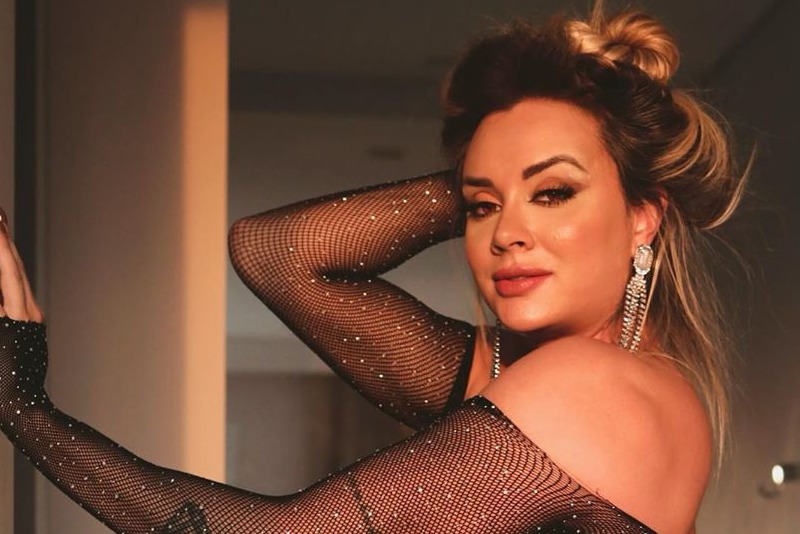 Juju Salimeni faz temperatura subir na web ao posar com body transparente