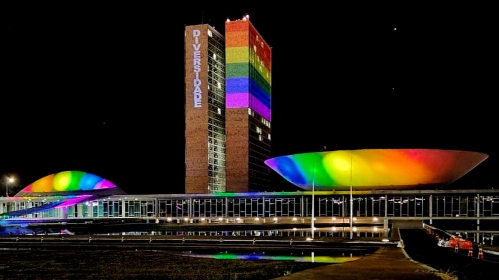 Em dia de Orgulho LGBT, Congresso é iluminado com cores do arco-íris