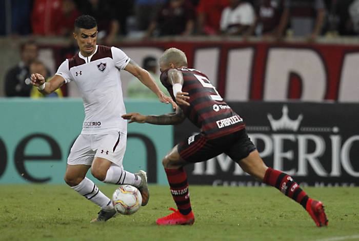 Torcedores do Fluminense fazem campanha para que time não entre em campo contra o Flamengo