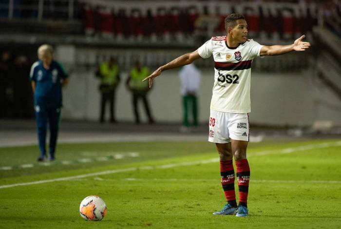 João Lucas é o jogador do Flamengo que testou positivo para Covid-19 e foi vetado de final da Taça Rio