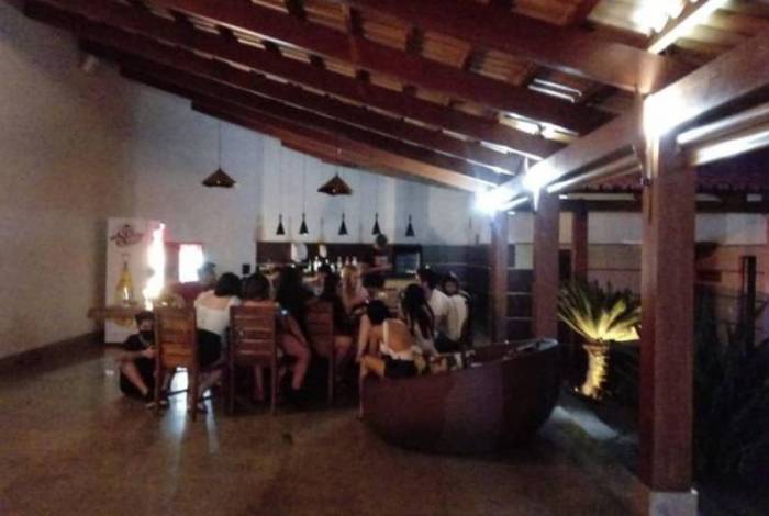 Festinha em motel com 25 pessoas é interrompida pela polícia