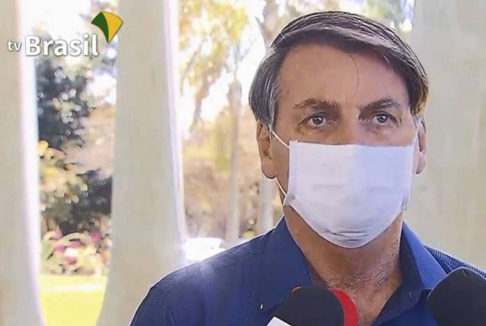 Bolsonaro sanciona lei que prioriza teste para profissional essencial