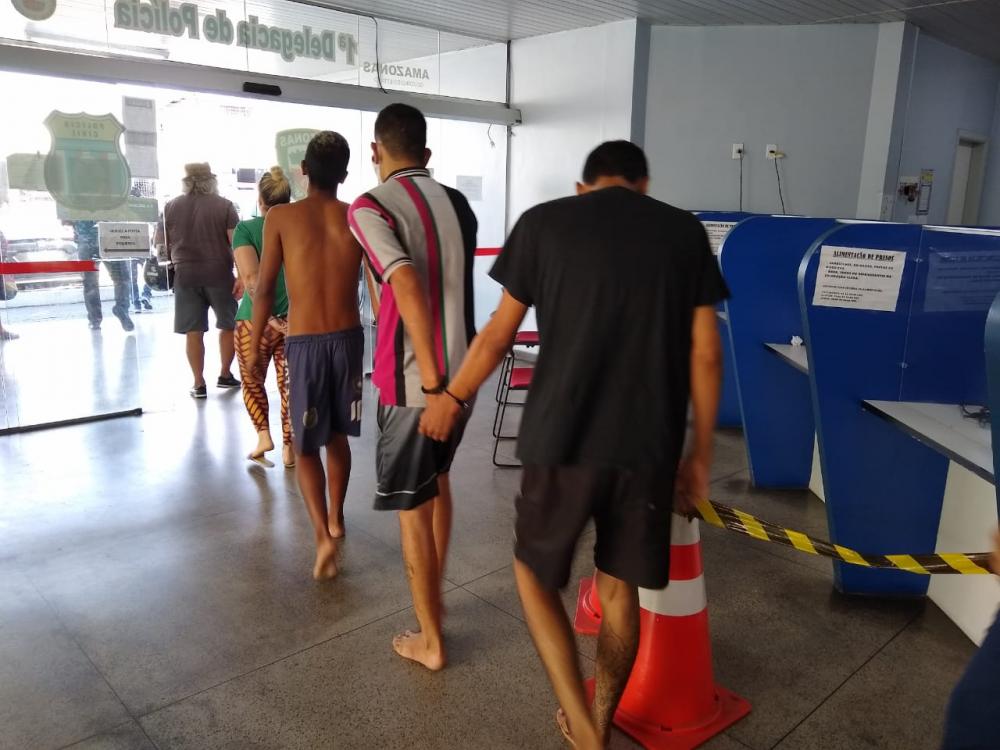 Bando faz família refém e um acaba morto pelo dono da casa em Manaus