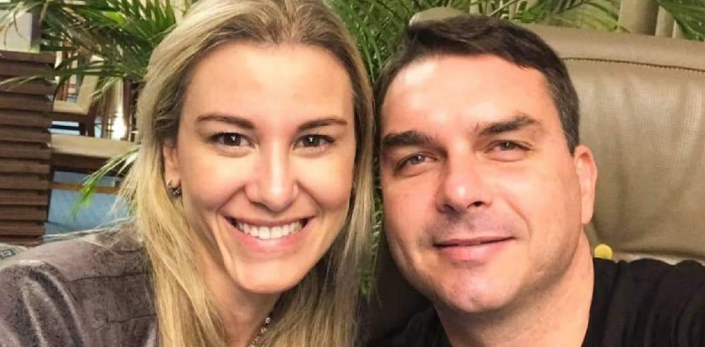 Mulher do senador Flávio Bolsonaro também recebeu depósito de Queiroz, diz Folha