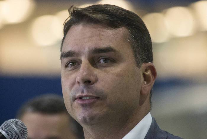 Flávio Bolsonaro deve pagar multa de R$ 270 mil por uso indevido de imagem de crianças